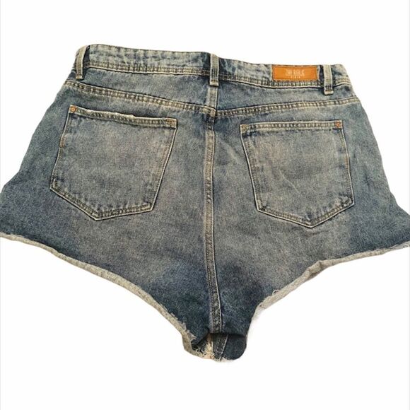 ✨ Zara Trf Premium Wash Ripped Denim Shorts ✨ - Picture 5 of 5